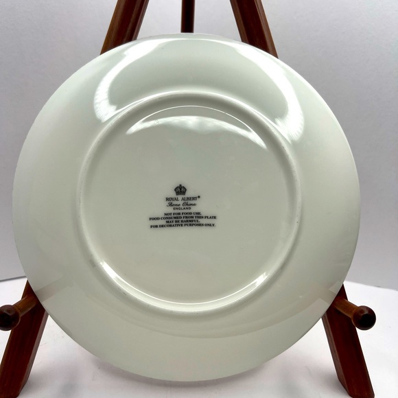 Royal Albert "Christmas Surprise" Decorative Bone China Plate Mint Condition - Picture 3 of 3